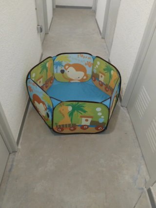 Parque de bolas infantil con diseño de tren