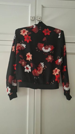 Chaqueta Bomber Floral Negra Sin Usar