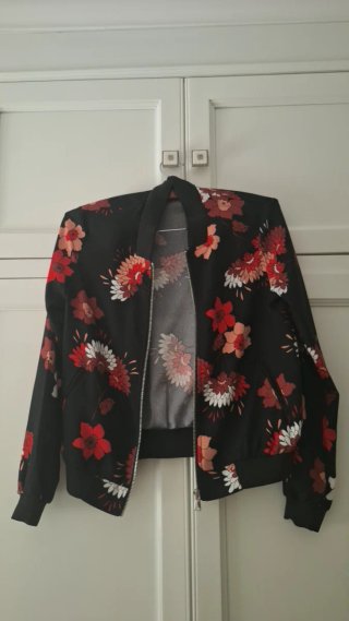 Chaqueta Bomber Floral Negra Sin Usar