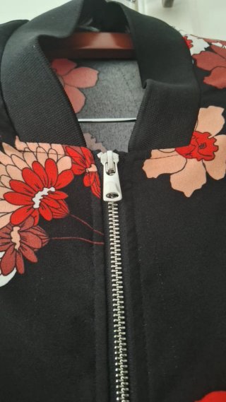 Chaqueta Bomber Floral Negra Sin Usar