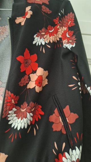 Chaqueta Bomber Floral Negra Sin Usar