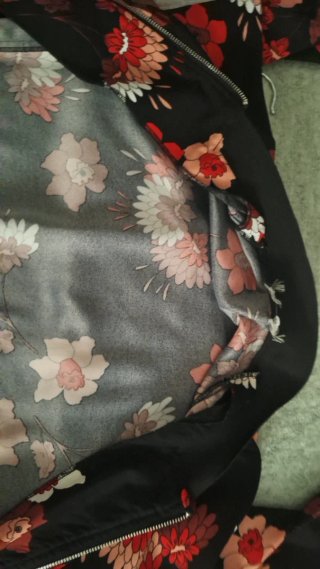 Chaqueta Bomber Floral Negra Sin Usar