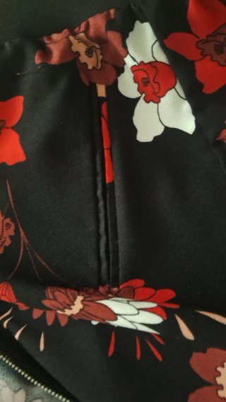 Chaqueta Bomber Floral Negra Sin Usar