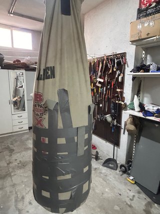Saco de boxeo con equipación