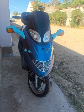 Moto Scooter 125cc Azul y Blanca