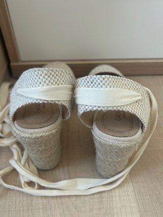 Sandalias cuña beige atadas