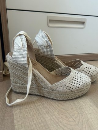 Sandalias cuña beige atadas