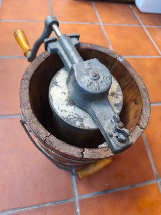 HELADERA ANTIGUA. ANTIGUEDADES
