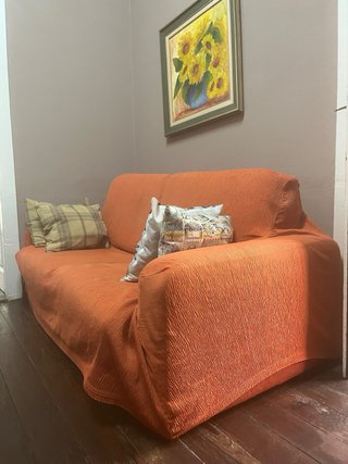 Sofá cama naranja y multicolor