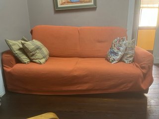 Sofá cama naranja y multicolor