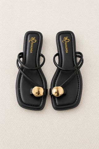 Sandalias planas negras con detalle dorado