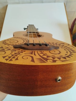 Ukelele Bajo Luna con funda