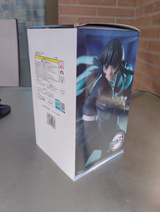Figura Muichiro Tokito SEGA con caja y stand