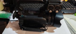 Canon XA10 con impugnatura XLR