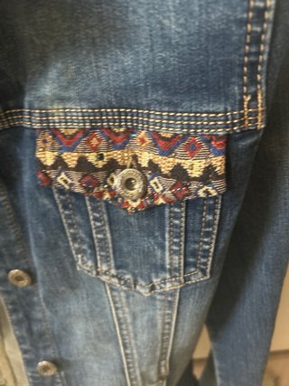 Chaqueta vaquera con bordado étnico