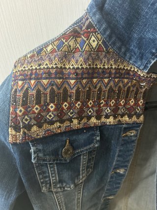 Chaqueta vaquera con bordado étnico
