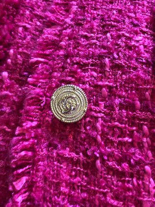 Chaqueta Chanel Rosa con Broche Dorado