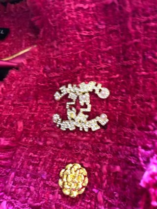 Chaqueta Chanel Rosa con Broche Dorado