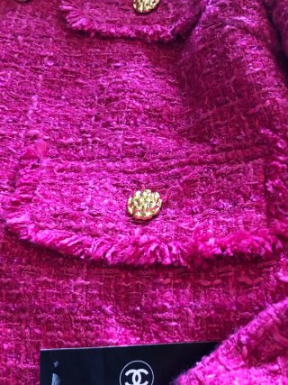 Chaqueta Chanel Rosa con Broche Dorado