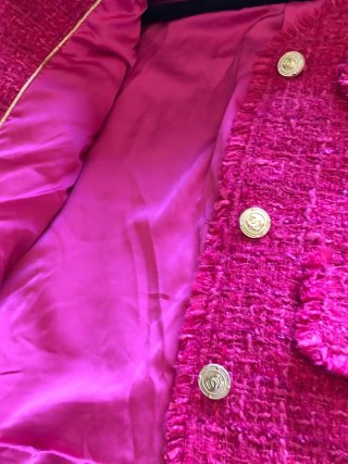 Chaqueta Chanel Rosa con Broche Dorado