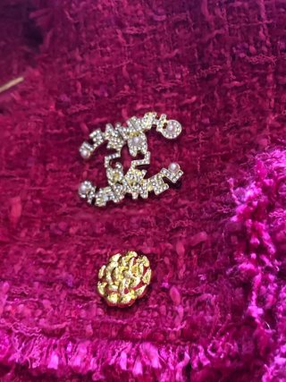 Chaqueta Chanel Rosa con Broche Dorado