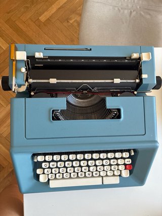 Máquina de escribir Olivetti Studio 46 azul