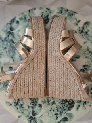 Sandalias cuña doradas Primark Talla 38