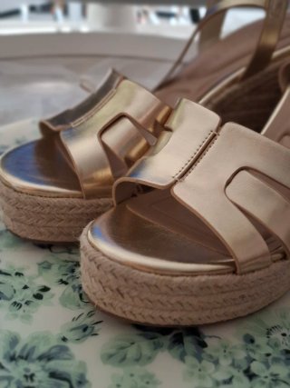 Sandalias cuña doradas Primark Talla 38