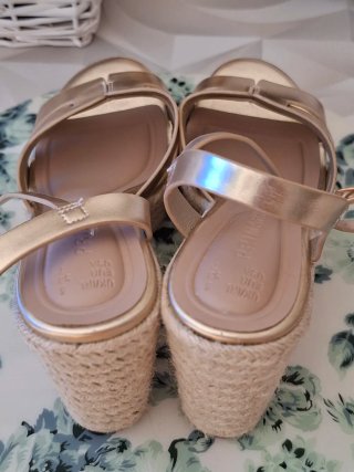 Sandalias cuña doradas Primark Talla 38
