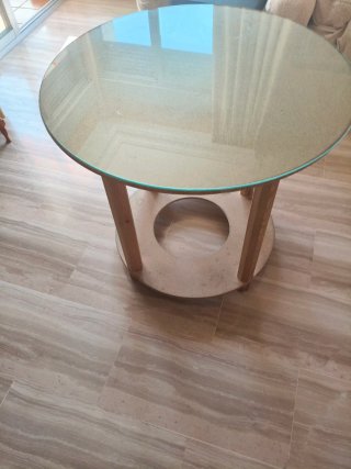 Mesa redonda con cristal y base de madera