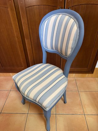 Silla azul de madera tapizada