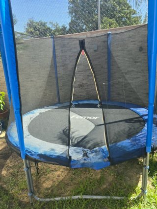 Cama elástica infantil con red de seguridad.FEMOR