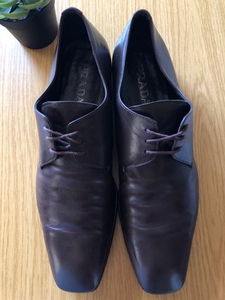 Zapatos de vestir clásicos Prada marrones