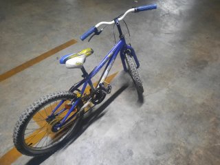 Bicicleta niño Colver 200 Rider color azul y casco