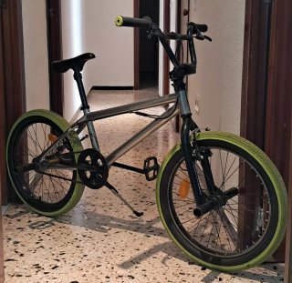 Bici BMX Plateada Neumáticos Negro y Amarillo