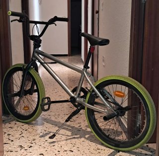 Bici BMX Plateada Neumáticos Negro y Amarillo