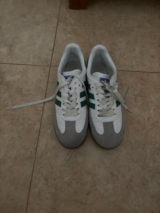 Adidas Samba Blancas Raya Verde, una vez puestas