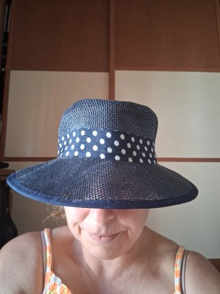 Sombrero azul marino con lazo de lunares