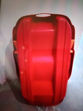 Trineo de nieve rojo