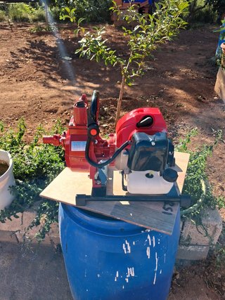 Bomba de agua a gasolina roja