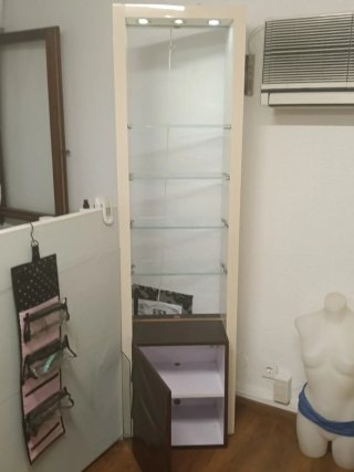 Estantería con Luz y Mueble Bajo