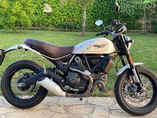 Ducati Scrambler Blanca y Marrón