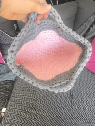 Bolso de crochet gris y rosa