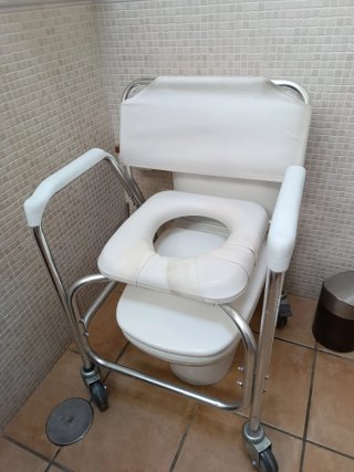 Silla adaptada para inodoro