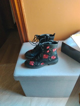 Botas negras bordadas florales