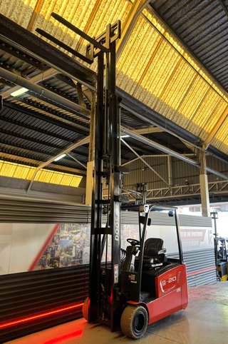 CARRETILLA ELEVADORA USADA 2000 KG ELECTRICA