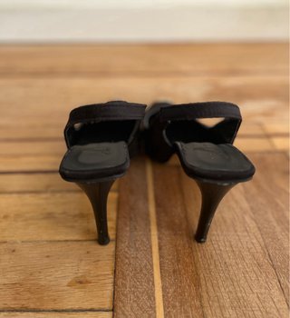 Sandalias Negras Punta Dorada