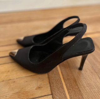 Sandalias Negras Punta Dorada