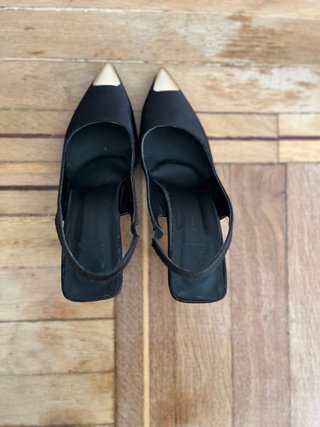 Sandalias Negras Punta Dorada