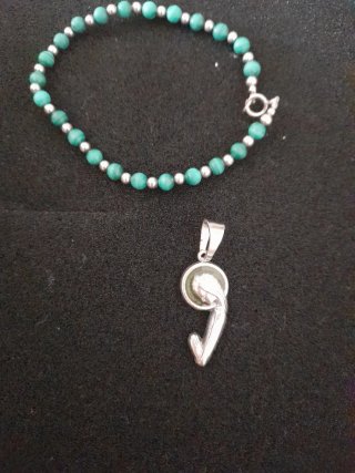 Pulsera si es plata  con cuentas color verde (dije